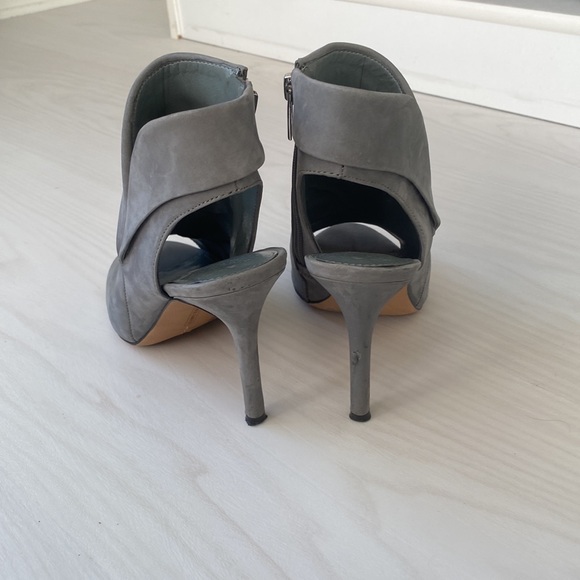 Vince Camuto 6.5M Cholia Grey Leather - Picture 6 of 9